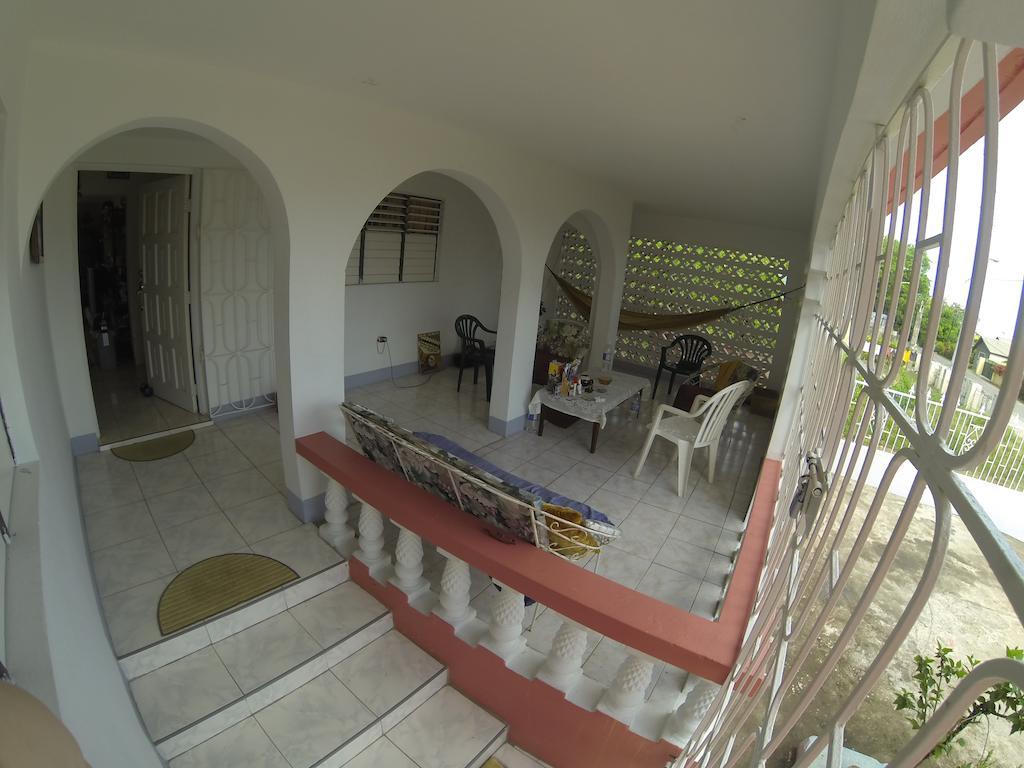 Tina'S Guest House Ocho Rios Bilik gambar